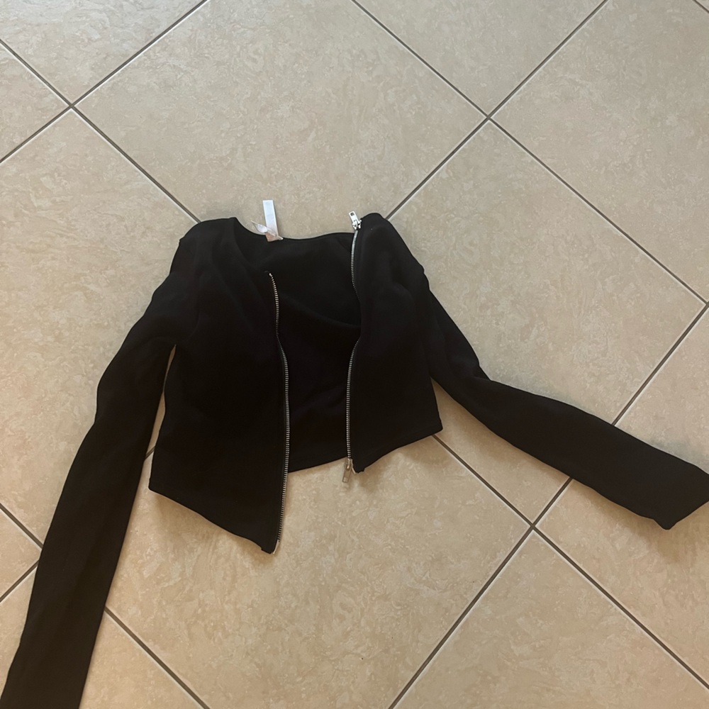 Black cropped zip up jacket!